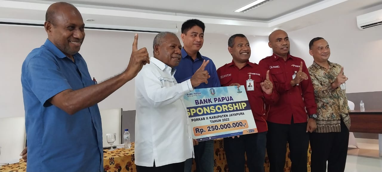 Bupati Jayapura Mathius Awoitauw saat menerima sponsor dari Bank Papua