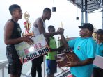 Kapolda Papua Serahkan Piala Kepada Pemenang Lomba Dayung Tradisional