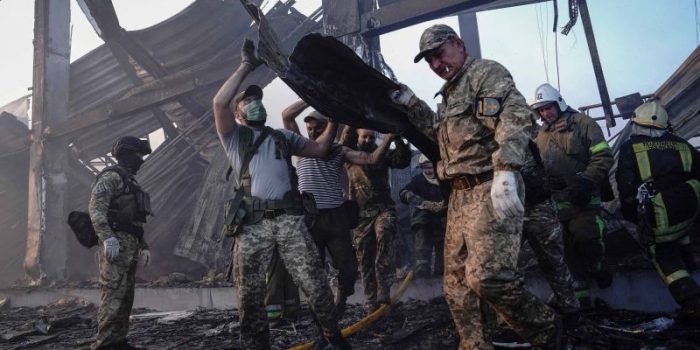 Puluhan Hilang, 18 Tewas Usai Rudal Rusia Hantam Mall di Ukraina