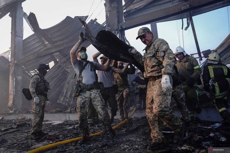 Regu penyelamat melakukan tindakan di sebuah pusat perbelanjaan yang terkena serangan rudal di Kremenchuk, Poltava, Ukraina, pada Senin (27/06/2022)