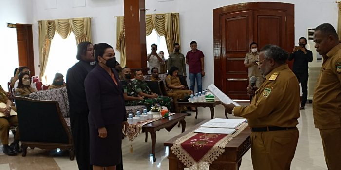 Rangkap Dua Jabatan, Bupati Eltinus Lantik Jenny Usmany Jadi Penjabat Sekda Mimika