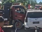 Flashnews : Truk Merah Tabrak Avanza Depan SPBU SP 2 Timika, Pintu Samping Ringsek