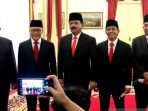 Wakil Menteri Dalam Negeri John Wempi Wetipo (kiri) berfoto bersama usai Pelantikan Menteri dan Wakil Menteri Kabinet Indonesia Maju di Istana Negara, Jakarta, Rabu (15/6/2022).