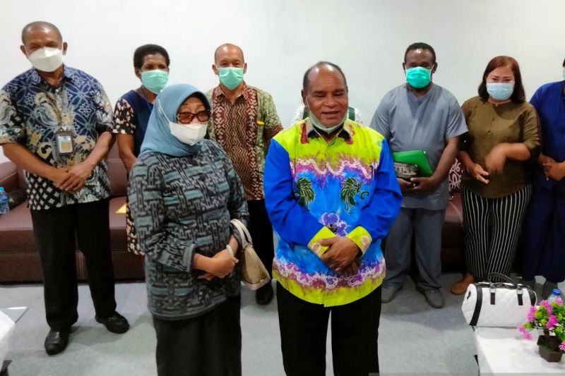 ali Kota Sorong Lambert Jitmau bersama Wakil Wali Kota Sorong Pahima Iskandar berforo bersama tenaga kesehatan di Kota Sorong, Papua Barat.