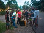 Kwamki Narama Menuju “Zona Hijau”, Pemuda Kampung Damai Tanam 150 Pohon Sepanjang Jalan