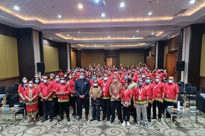 Penjabat Gubernur Papua Barat Paulus Waterpauw foto bersama anggota kontingen Papua Barat yang akan berlaga dalam ajang Pesta Paduan Suara Gerejawi (Pesparawi) Nasional XIII di Provinsi Daerah Istimewa Yogyakarta.