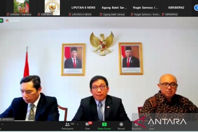 angkapan layar Duta Besar Republik Indonesia (RI) untuk Swiss dan Liechtenstein Muliaman Dharmansyah Hadad (tengah) saat berbicara dalam konferensi pers daring, Senin (6/6/2022).