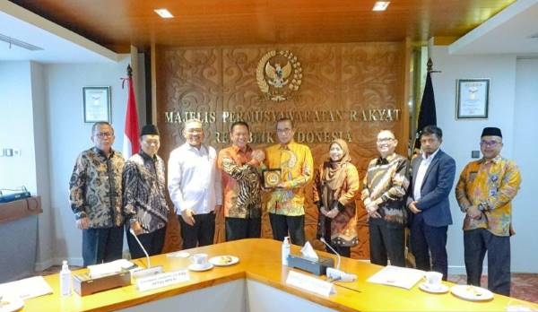 Pimpinan MPR RI menerima kunjungan para anggota KPU RI di Ruang Kerja Ketua MPR RI, Jakarta, Senin.