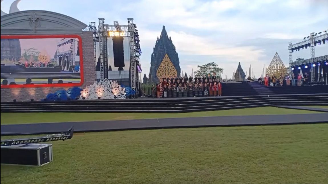 Suasana Pembukaan Seremoni Pesparawi Nasional tahun 2022 Candi Prambanan Yogyakarta.