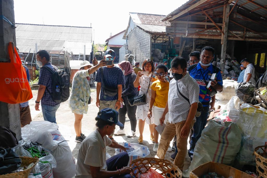 Para jurnalis saat melihat pengelolaan sampah di bank sampah Bali