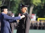 Presiden Joko Widodo (Jokowi) menganugerahi tanda kehormatan Bintang Bhayangkara Nararya saat menyematkan tanda penghargaan