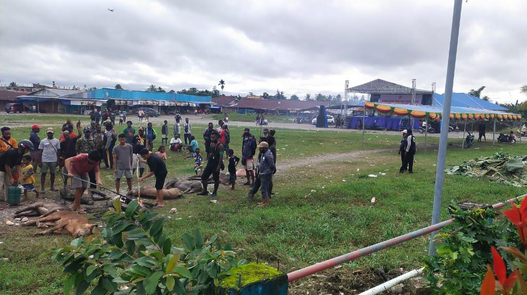 Warga menggelar acara bakar batu