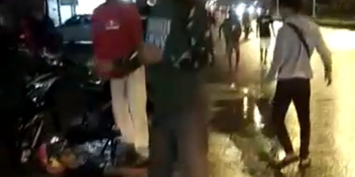 Flash News : Puluhan Sepeda Motor dan 2 Mobil Tergelincir di Jalan Hasanudin Timika