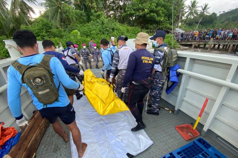 Upaya pencarian korban kapal tenggelam di perairan Halmahera Utara oleh TNI Angkatan Laut Komando Armada III Sorong