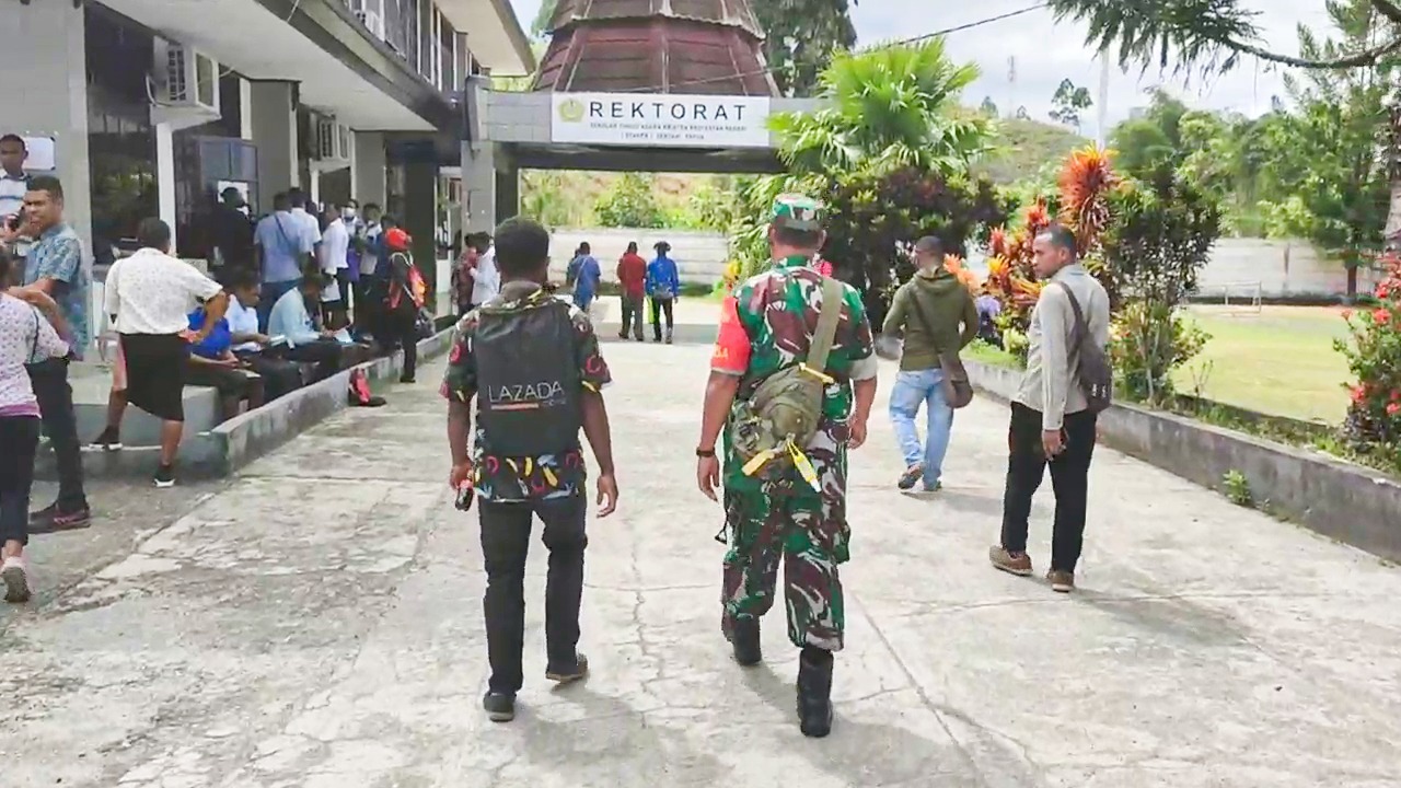 Foto: HSB Naftali atau Zakheus Keroman (kiri) melangkah mantap menuju Rektorat STAKPN Sentani didampingi Danramil Jayapura.