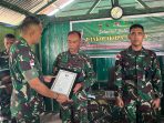 Danrem Brigjen TNI Juinta Omboh Sembiring ketika memberikan penghargaan pada prajurit