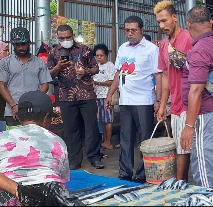 Foto: Istimewa Bupati Biak, Herry Ario Naap saat melihat dari dekat persiapan acara Makan Ikan Gratis yang digelar Pemkab Biak.