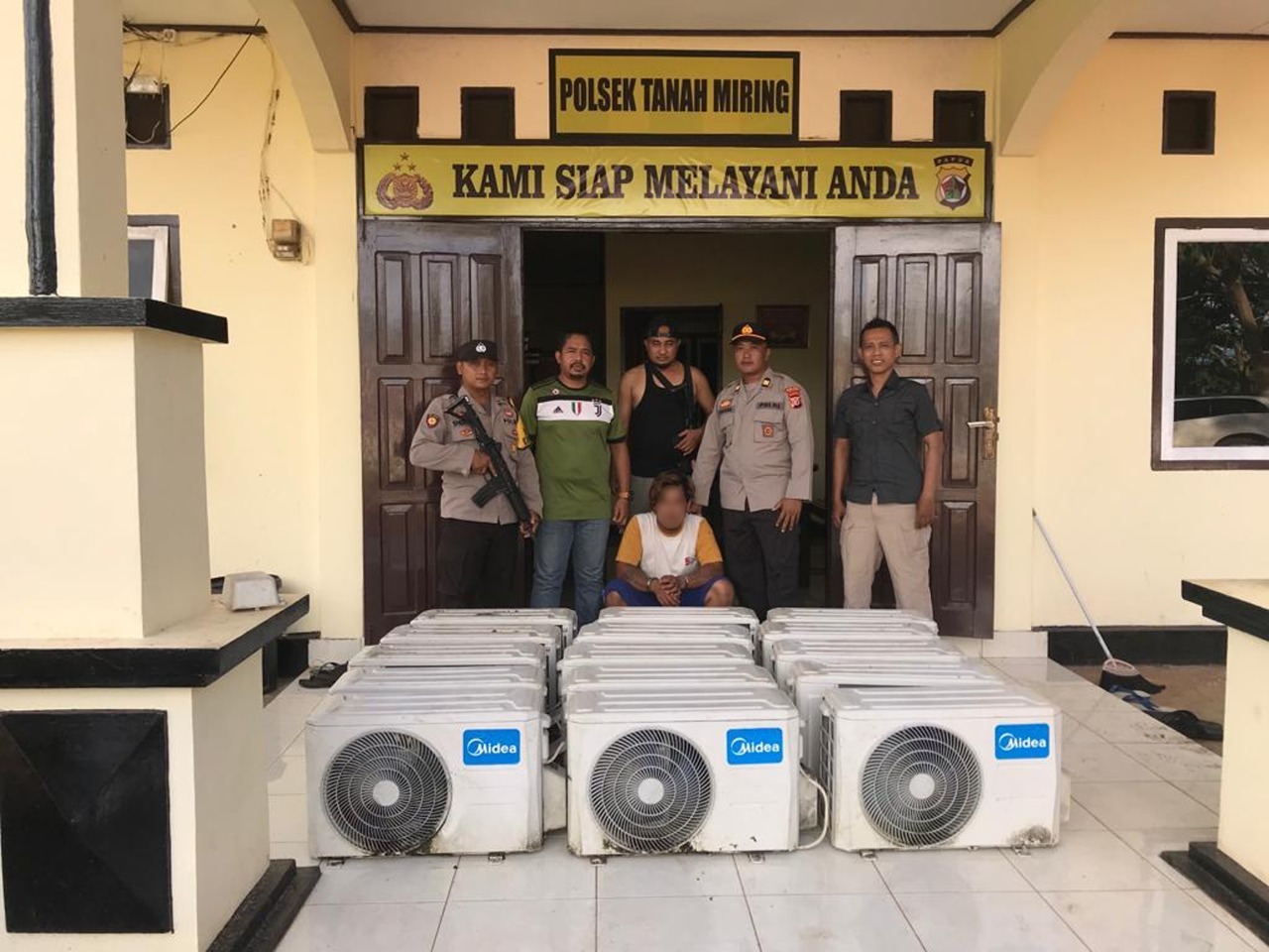 Foto: Istimewa Salahsatu pelaku pencurian 15 unit AC bersama barang bukti saat ditunjukkan ke media.