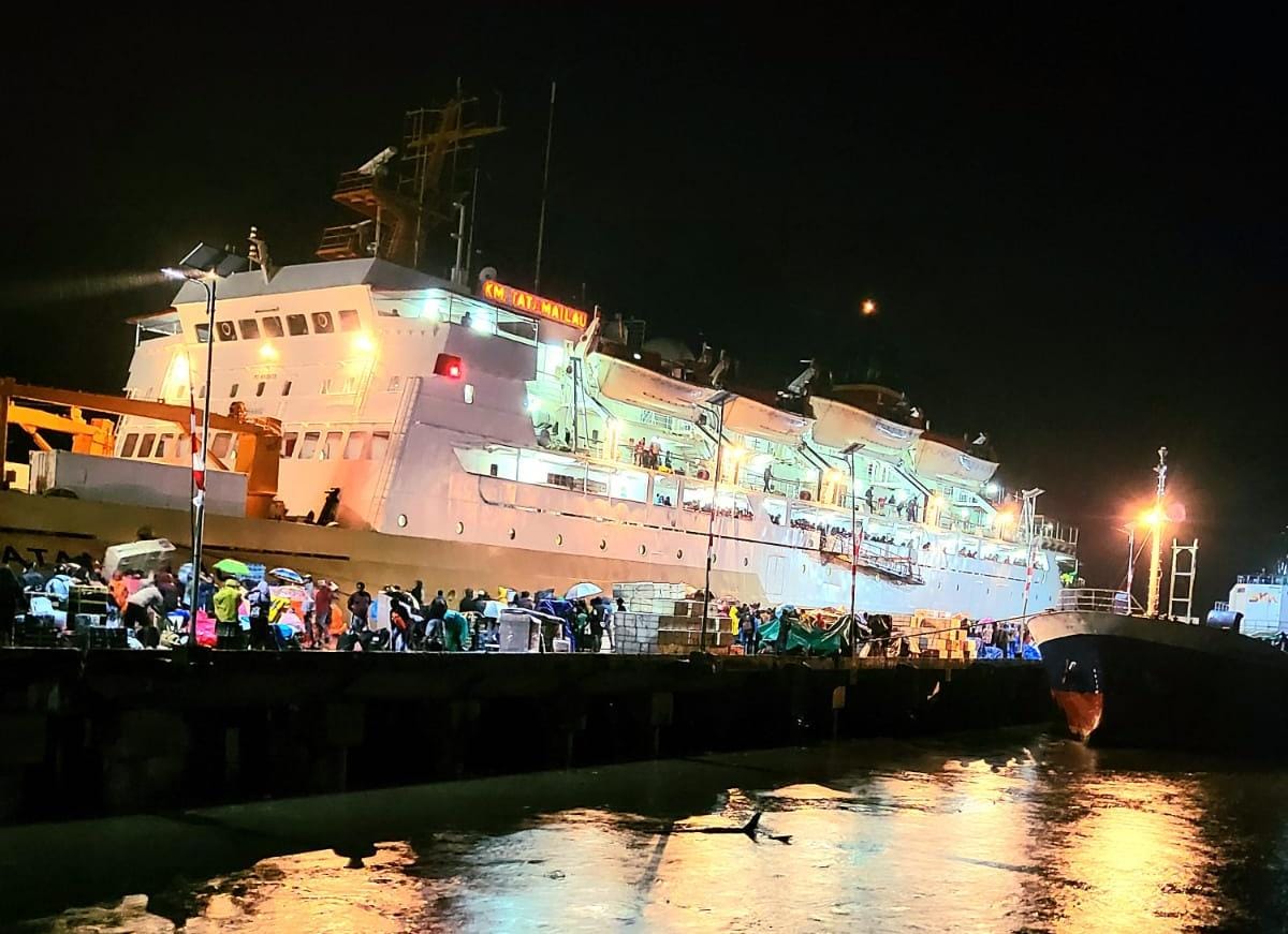 Kapal Tatamalau saat sandar di Pelabuhan Pomako.