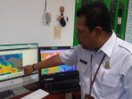 Kepala BBMKG Wilayah V Jayapura Hendro Nugroho saat menunjukkan pergerakan arah angin melalui layar monitor