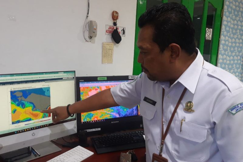 Kepala BBMKG Wilayah V Jayapura Hendro Nugroho saat menunjukkan pergerakan arah angin melalui layar monitor