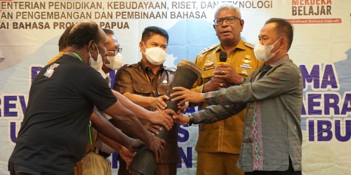 Banyak Generasi Muda Mimika Tidak Paham Bahasa Daerah, Wabup JR Minta Para Guru Bantu Lestarikan
