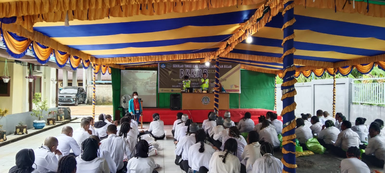 Mahasiswa kampus STIE JB Timika saat menerima materi dari personel Satlantas Polres Mimika di aula kampus, Kamis (11/8/2022).