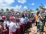 Jelang HUT RI ke 77, Danrem Sembiring Bersama Mantan Petinggi OPM Berbagi Kebahagiaan Dengan Anak Sekolah di Kampung Workwana, Keerom