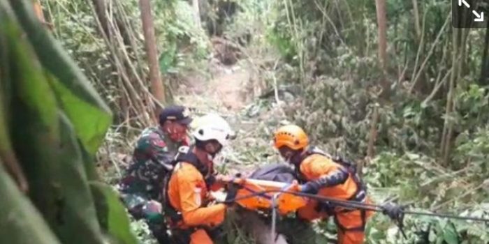 Mobil Toyota Hilux Terjun ke Jurang Sedalam 75 Meter di Manokwari, Satu Penumpang Tewas