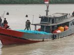 Kapal Motor Nelayan (KMN) Calvin 02 yang diduga ditembak aparat keamanan PNG, Senin (22/8/2022), tiba di Merauke, Selasa (22/8/2022).