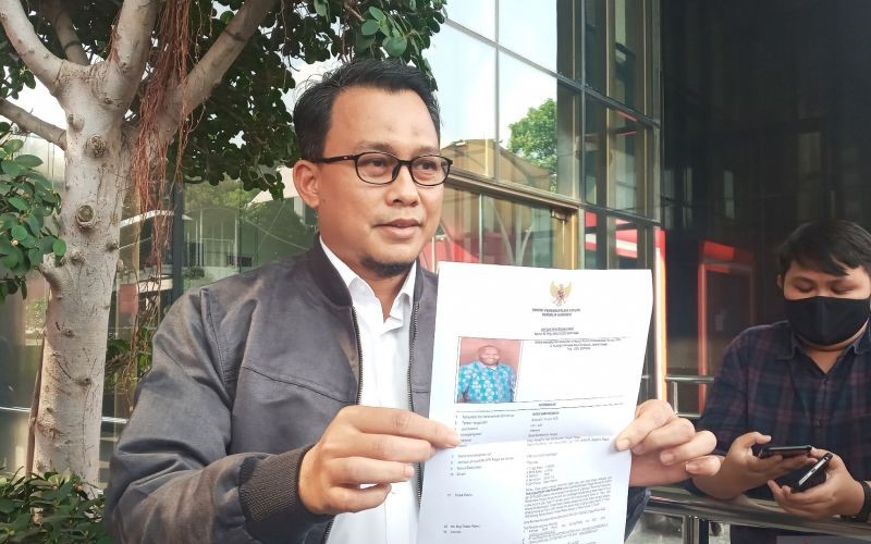 Pelaksana Tugas (Plt.) Juru Bicara KPK Ali Fikri memperlihatkan surat keterangan daftar pencarian orang (DPO) Bupati nonaktif Mamberamo Tengah Ricky Ham Pagawak (RHP)