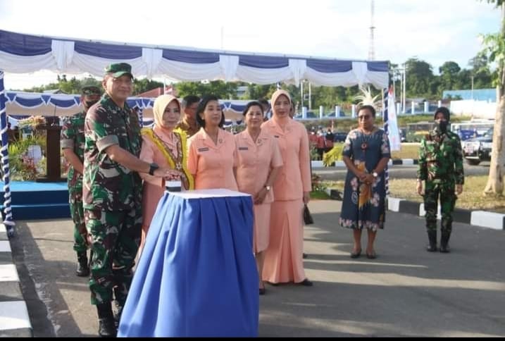 Foto; Istimewa KSAU Marsekal TNI Fadjar Prasetyo didampingi Ketua PIA Ardhya Garini Pusat saat menekan tombol tanda pembukaan selubung papan nama SD dan SMP Angkasa, Lanud Manuhua Biak.