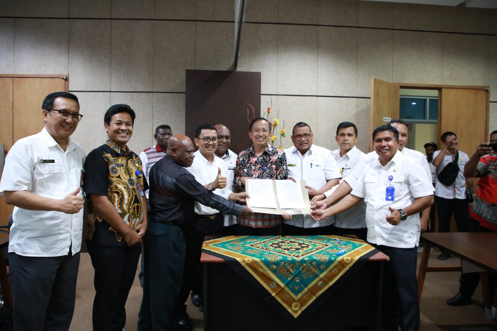 Foto: Istimewa Perwakilan Pemkab di wilayah Provinsi Papua Selatan saat menandatangani kesepakatan.