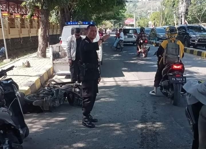 Foto: Istimewa Nampak petugas kepolisian saat mengatur lalulintas yang sempat macet usai tabrakan yang menewaskan pengendara motor di Jalan Kotaraja, Jayapura.