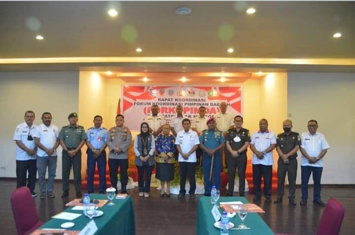 Foto: Istimewa Wakil Bupati Biak Numfor, Calvin Masnembra berpose bersama jajaran Forpimda usai Rakor kenaikan harga BBM.