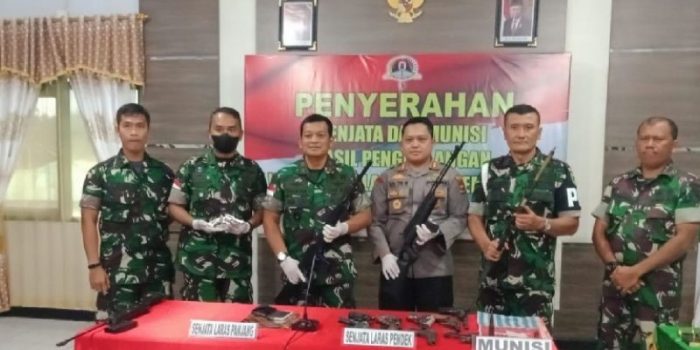 Masyarakat Papua Serahkan 14 Senjata dan Amunisi Kepada Danrem Biak