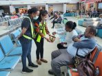 Sambut Hari Pelanggan Nasional, Bandara Sentani Bagikan Souvenir Bagi Pengguna Jasa Penerbangan