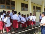 Didominasi Anak Yatim, Murid SD Negeri 9 Timika ke Sekolah Tanpa Alas Kaki, Dewan Prihatin Sumbang 40 Pasang Sepatu