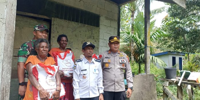 Kapolres dan Dandim Mimika Salurkan 5.000 Paket Bantuan Presiden Jokowi Kepada Masyarakat Papua