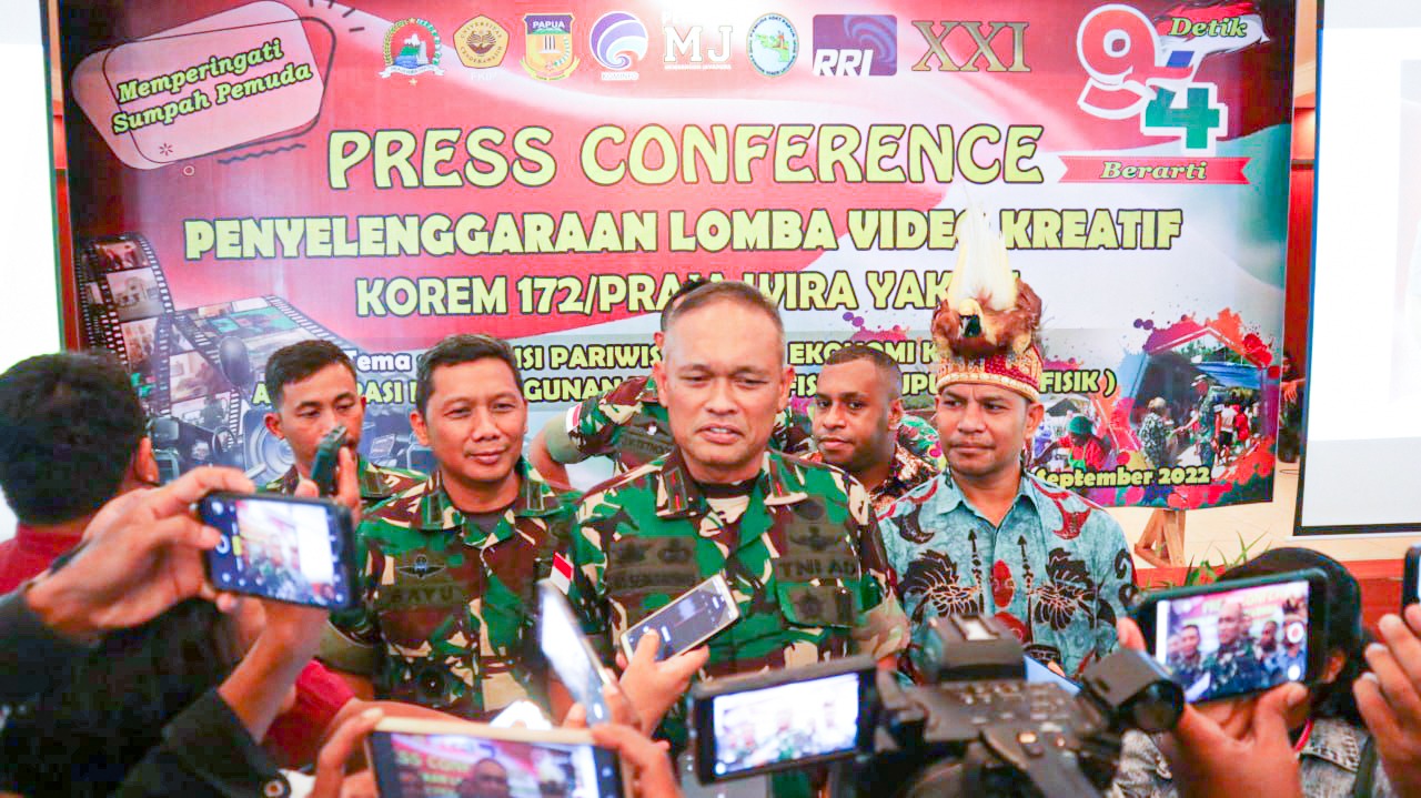 Foto: HSB Danrem 172/PWY Brigjen TNI JO Sembiring saat menyampaikan keterangan pers terkait lomba video dalam rangka Hari Sumpah Pemuda 2022.