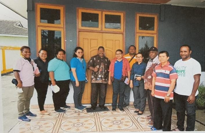 Tim Kunjungan Monev Kemitraan berfoto bersama Ketua dan Pengurus Gereja GKII Klasis Mimika di depan Kantor Klasis.