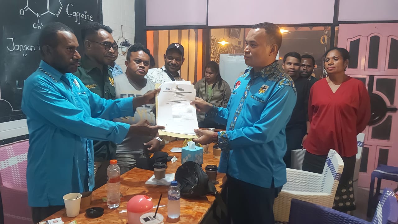 Foto: Istimewa Richardus Fatoka saat Menerima SK Penunjukan Karateker dari DPD KNPI Provinsi Papua.