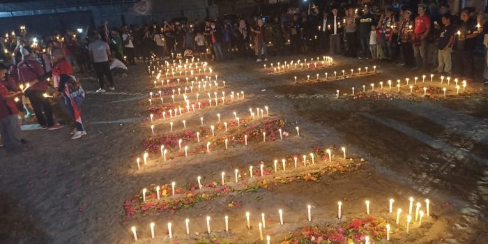 Kapolres Himbau Jaga Keamanan, Aliansi Supporter Mimika Bakar 1000 Lilin Untuk Korban Kanjuruhan