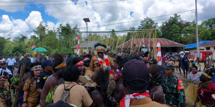Tangisan Haru Warga Agimuga, Plt Bupati Mimika : Pemerintah Hadir Untuk Selesaikan Persoalan Ditengah Masyarakat