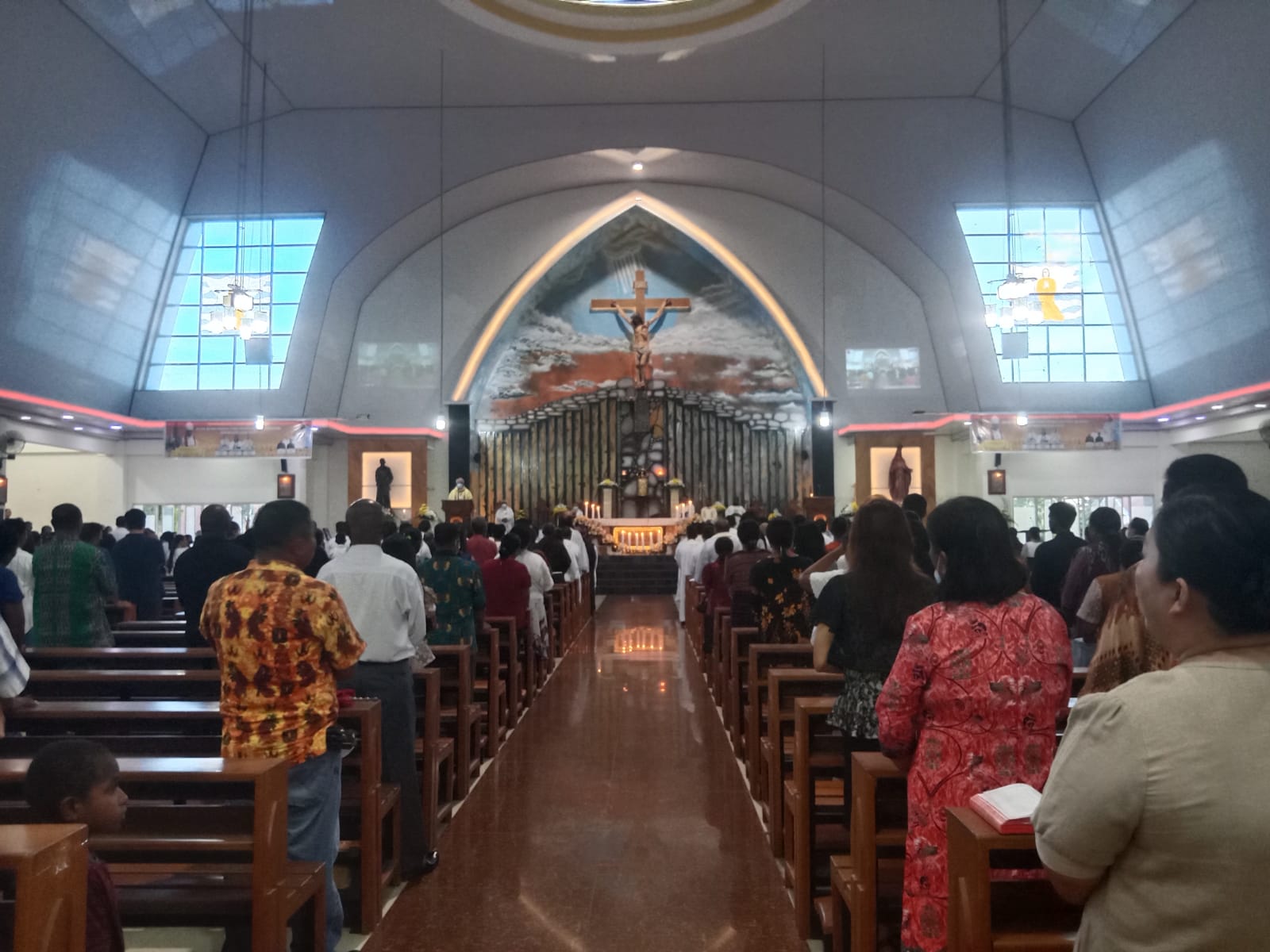 Caption : Ribuan umat Katolik padati Gereja St. Stefanus Sempan mengikuti misa pemberkatan minyak suci dan perlengkapan calon imam dan diakon