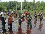 Mahasiswa FMIPA Uncen Gandeng Korem 172/PWY Restorasi Hutan Mangrove Pantai Enggros Abepura
