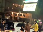 Diduga Mabuk, Pengemudi Mobil Brio Putih Hantam Plank Papan Nama Handphone di Jalan Budi Utomo
