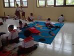 Miris! Tidak Memiliki Meja Kursi, Ratusan Siswa SDN Sentani Terpaksa Belajar di Lantai