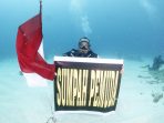 Peringati Sumpah Pemuda, JWW Kibarkan Merah Putih di Dasar Perairan Laut Tanjung Kayu Batu Jayapura