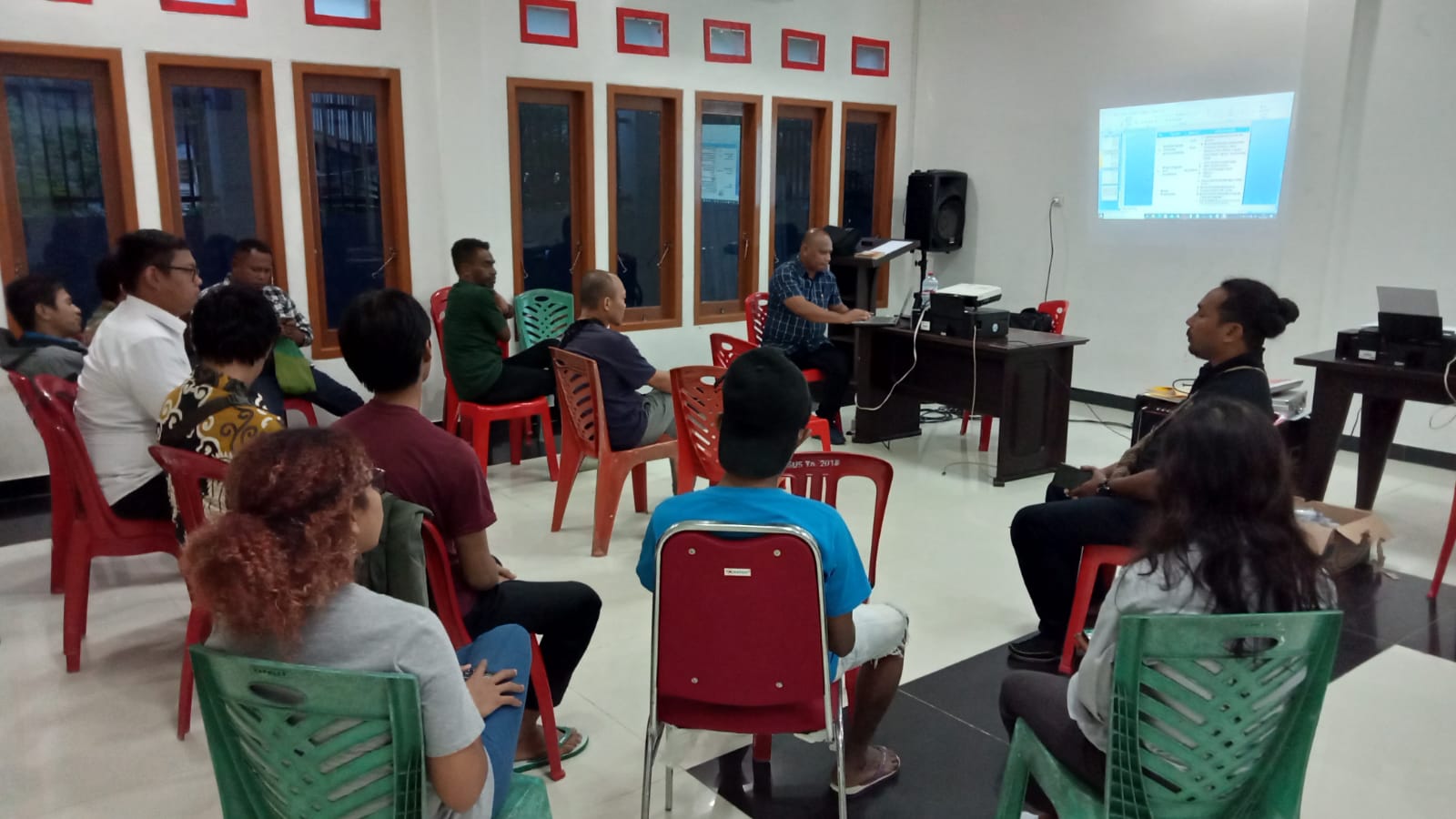 Tim Media dan IT sedang rapat persiapan di Aula Gereja Sempan.